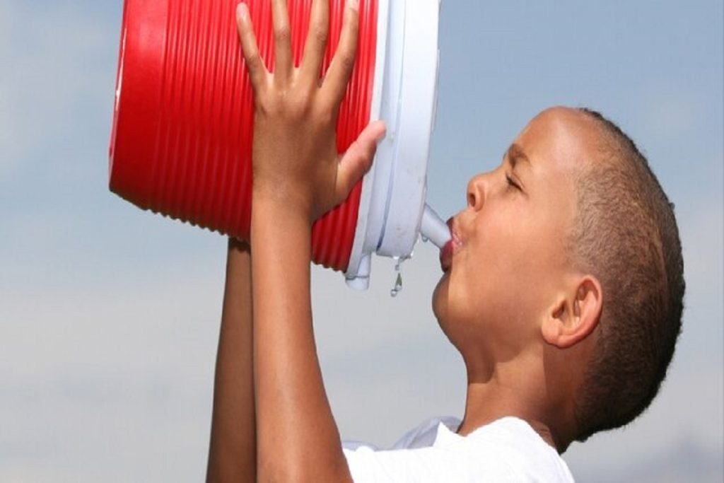 هوش مصنوعی در هر بار چت کردن یک بطری آب مینوشد